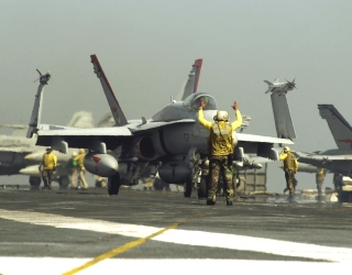 Ein F/A-18C Hornet bereitet vor für den Start